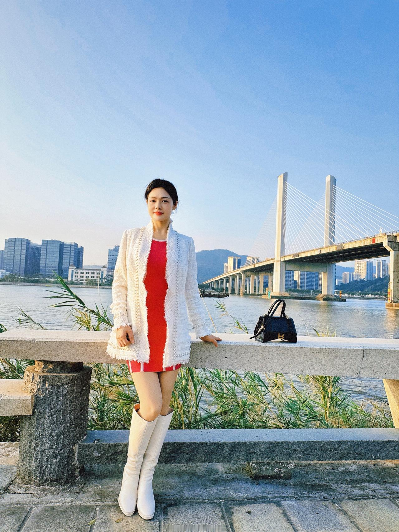 时光清浅处，一步一安然，愿你我的每一天都活得比昨天更好，幸福安康每一天。
愿你我