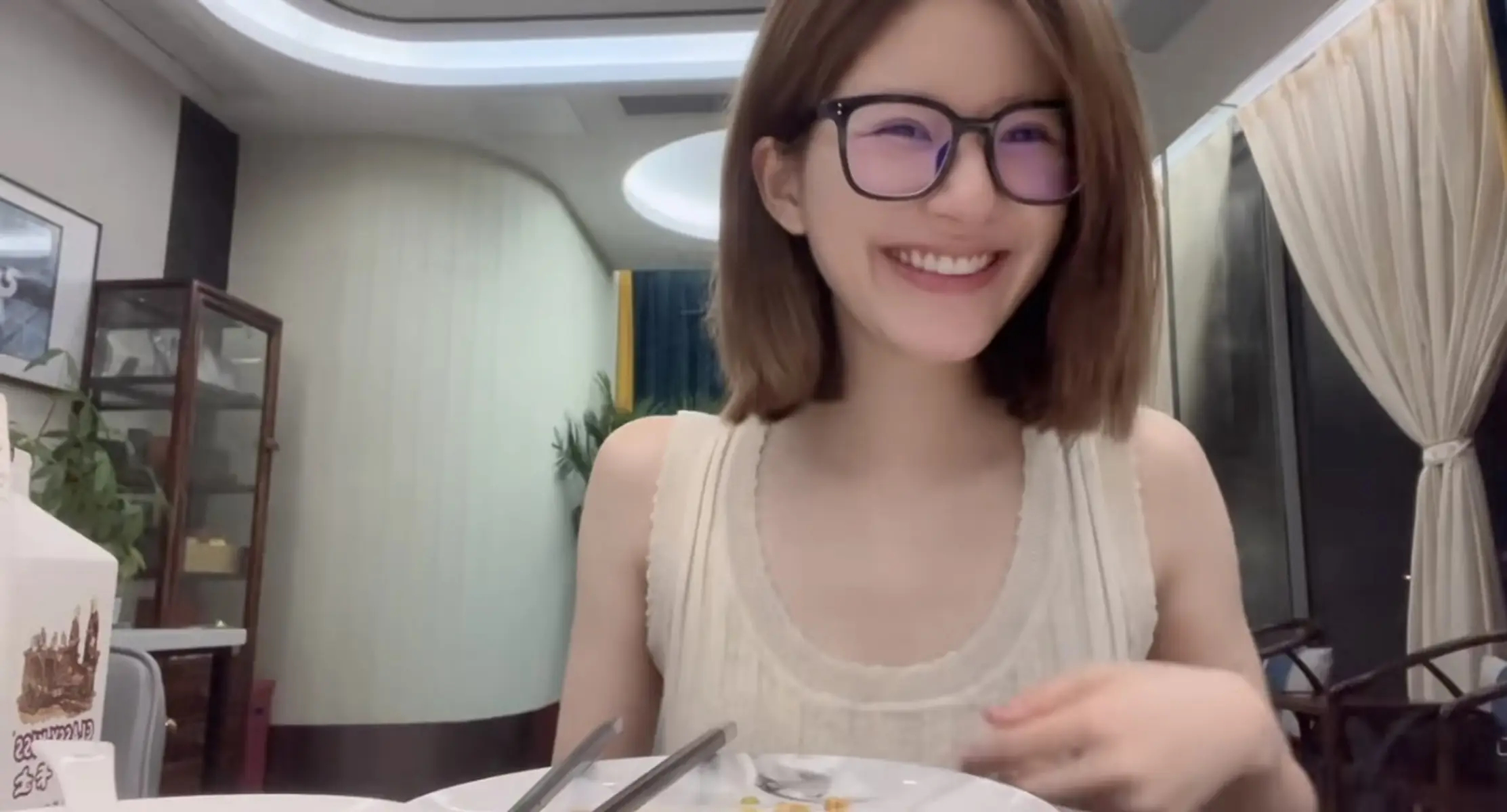 赵露思晒出假期吃饭Vlog，在餐桌前笑容甜蜜等待美食，与屏幕热情打招呼。赵露思大