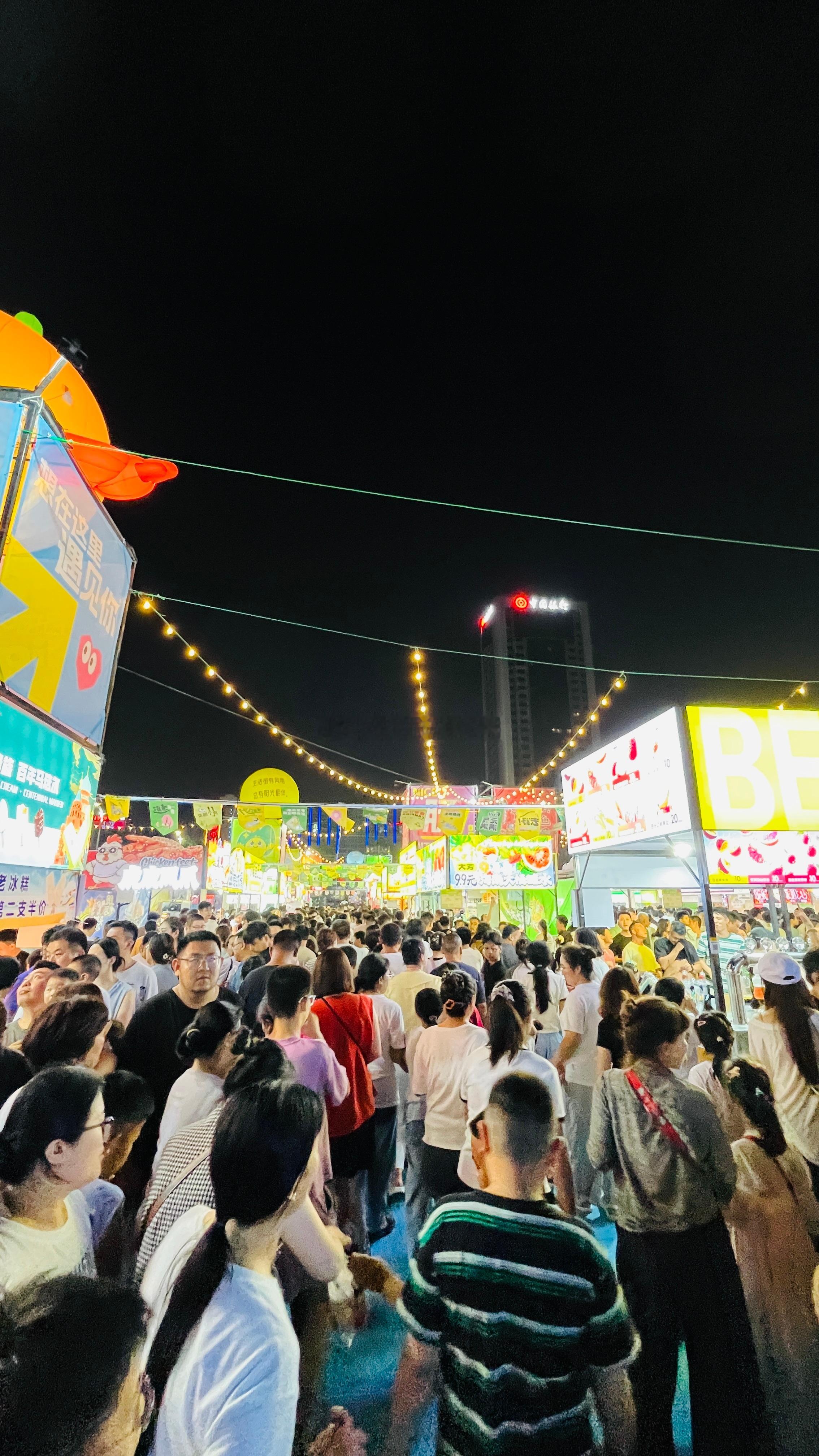 潍坊方言  风筝广场人真多 潍坊·世界风筝都纪念广场