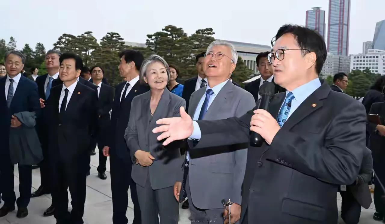 韩国前总统文在寅出席在青瓦台举行的韩朝《板门店宣言》8周年活动。
国会议长禹元直