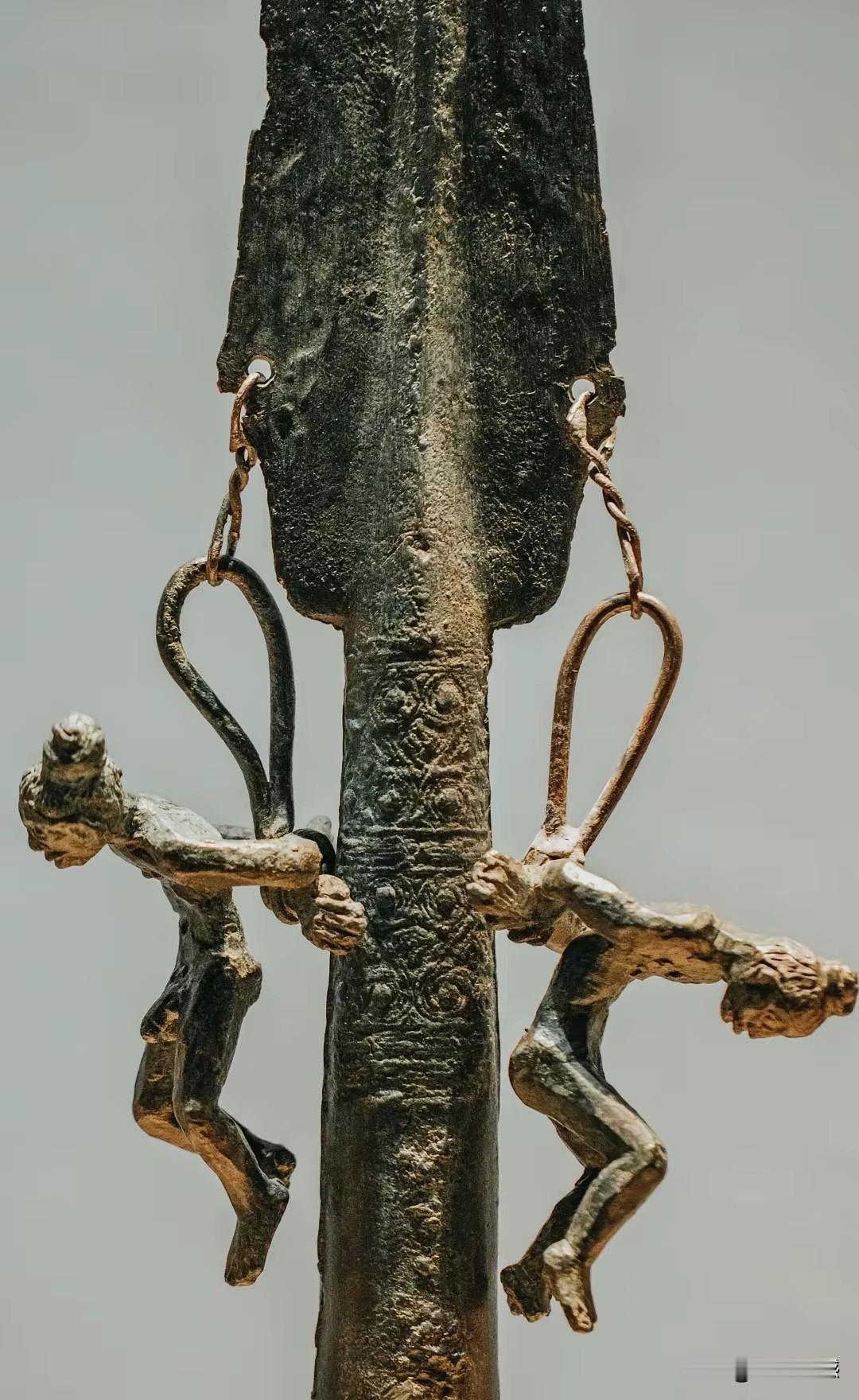 古代的这种兵器，看着也是令人窒息的，据说这东西是青铜材质的，铸造的技术也是非常高