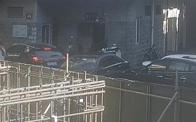 这钱是怎么赚的？浙江台州，一女子在银行预约取现240万，可是在取钱过程中，银行的