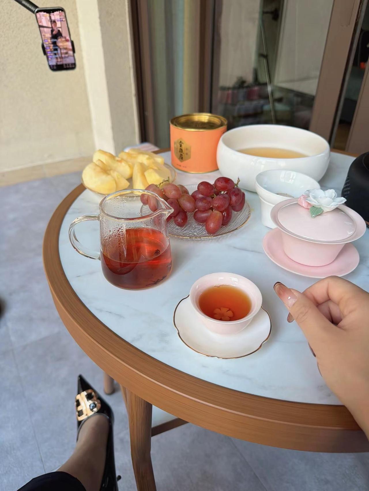 现在的姐妹出门  不比包 不比表 只比谁带的弟弟小