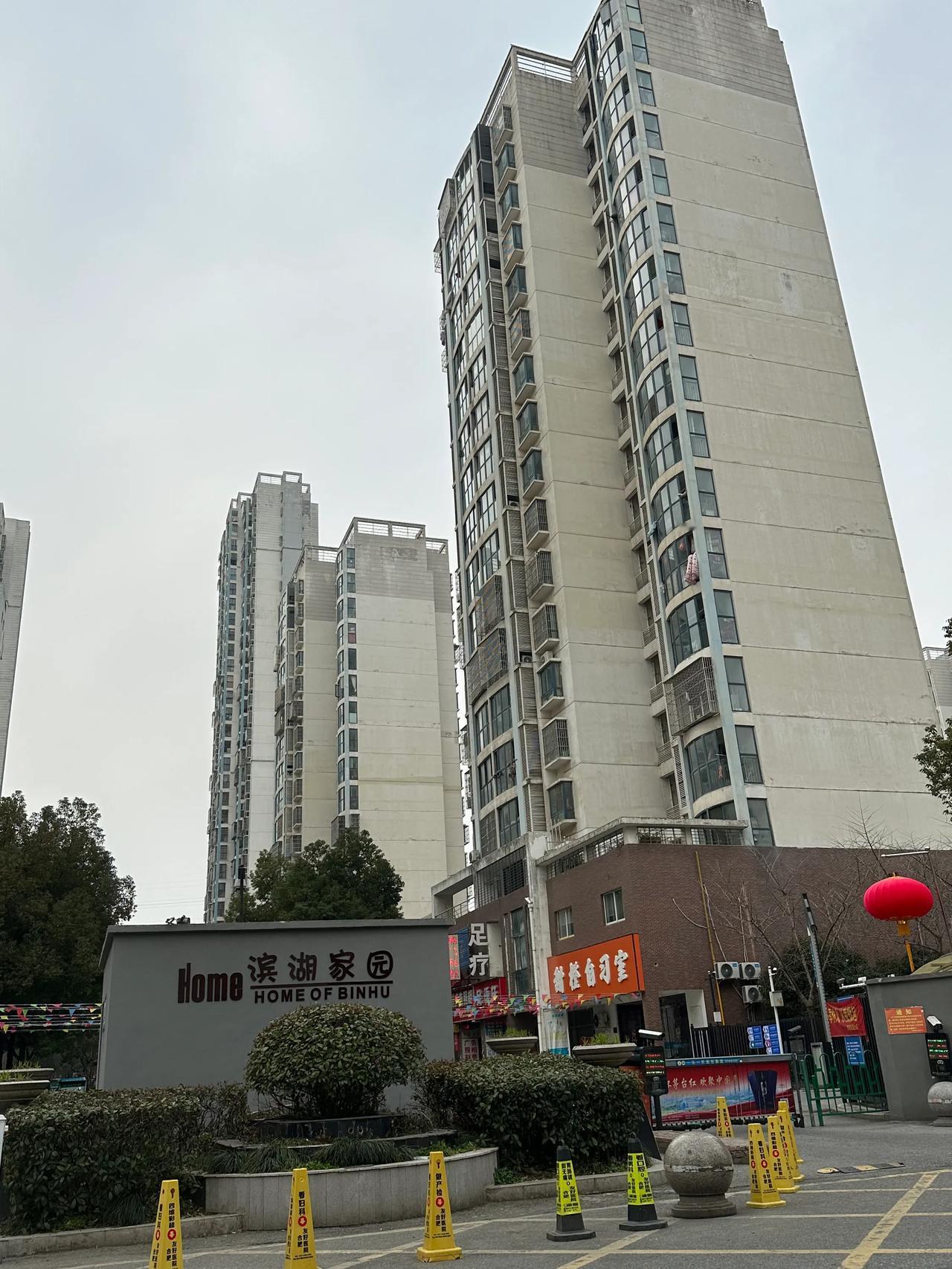 高中陪读三年，就快结束了。
看着租住了三年的小区，还是很感慨的。
三年，孩子累，