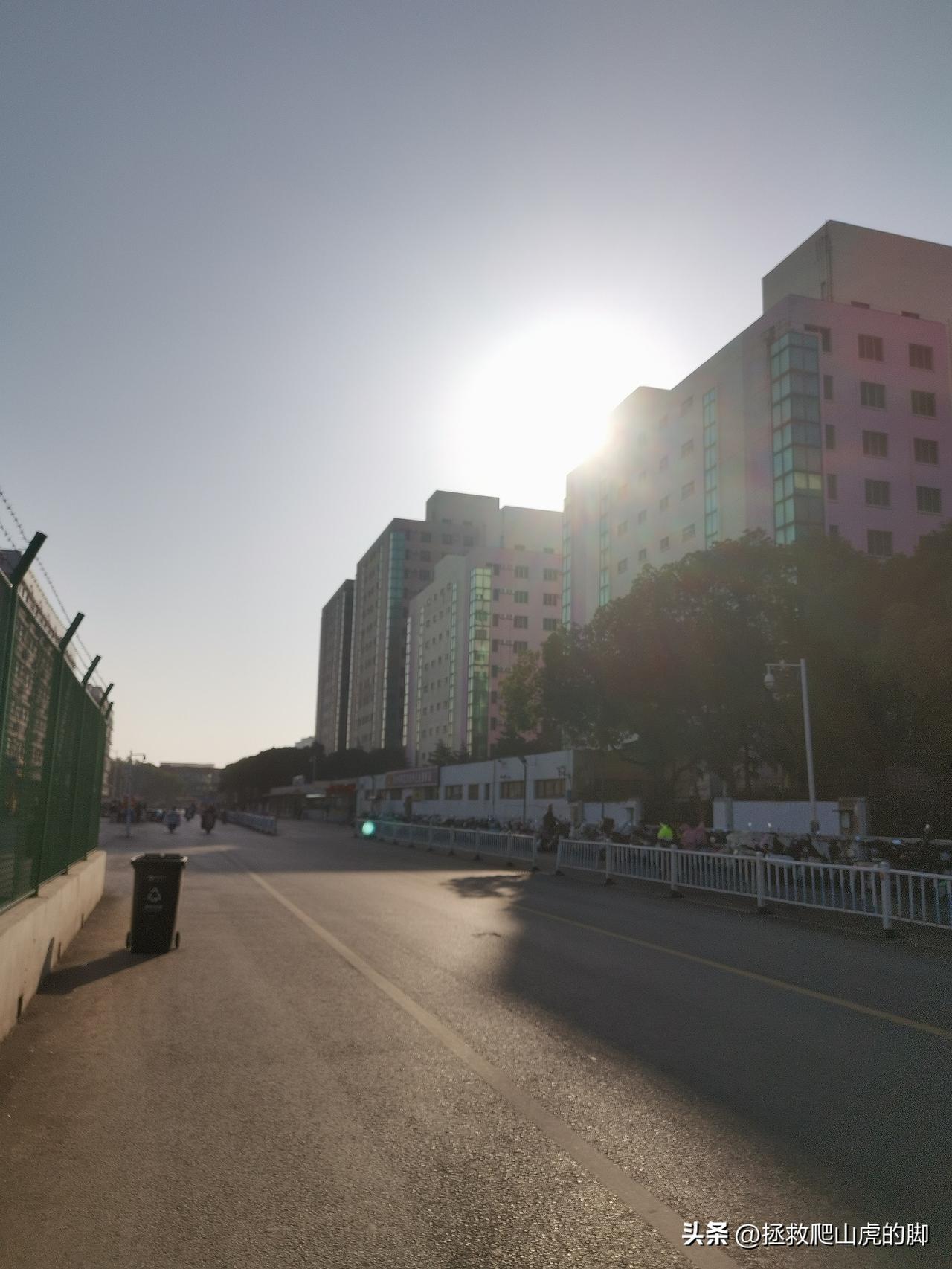 尽管政府部门一再强调和宣传、媒体也一再视频曝光这些免费街头领鸡蛋的套路，提醒人们