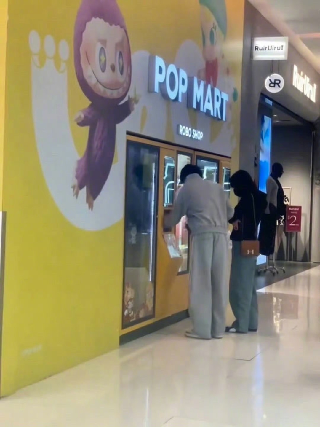 王橹杰新年逛街买小马宝莉.王橹杰新年被偶遇逛街 王橹杰新年被偶遇逛街买小马宝莉，