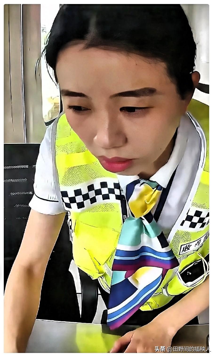 这个女的火了！浙江高速收费站这事儿，看得我心里暖呼呼的。

浙江，男子开货车被卡