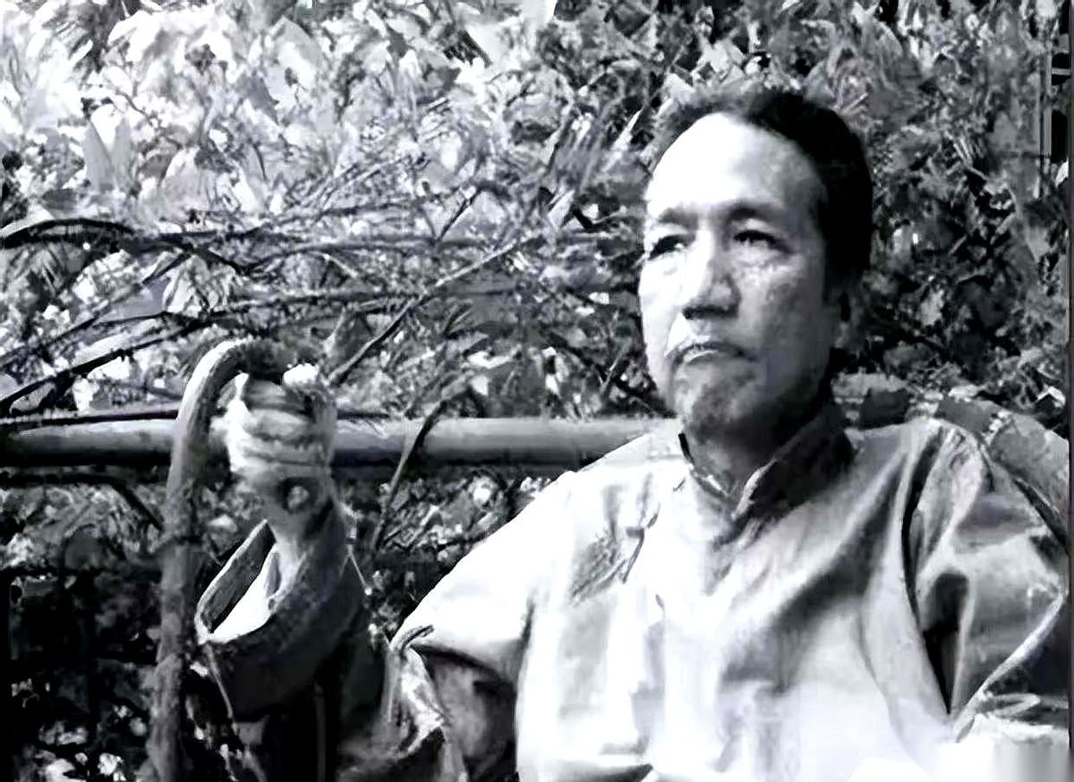 民国大学里，曾有个怪现象。
外面，日本人的坦克履带正一寸寸碾过华北的土地。里面，