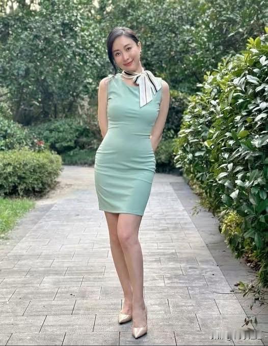 优雅绿裙，自然漫步，尽显女性魅力职场怎么穿简约高级?