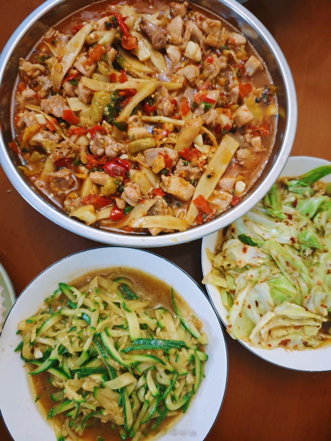 吃饭吃饭啦！泡椒仔姜兔丁，爆炒包心白，清炒南瓜丝，还有一个炒饭，香香香