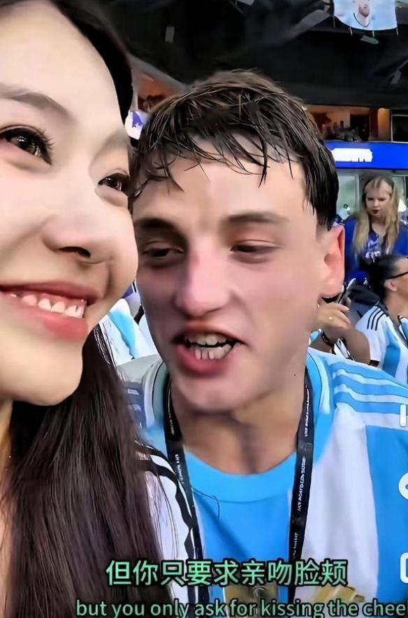 上头！中国女球迷看个世界杯，被旁边素未谋面的阿根廷男的当场求婚，她居然笑着点头了