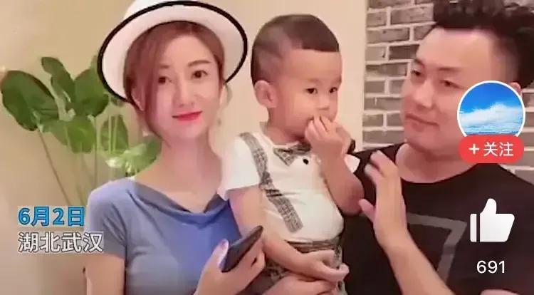一家三口幸福之家
因为老师的校园驾驶
先让父母失去儿子
再让宝爸失去了挚爱的老婆