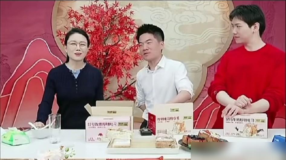 董宇辉请潇潇到家里，镜头一架，所有人都等着看CP大戏，结果，就离谱。
 
他俩就