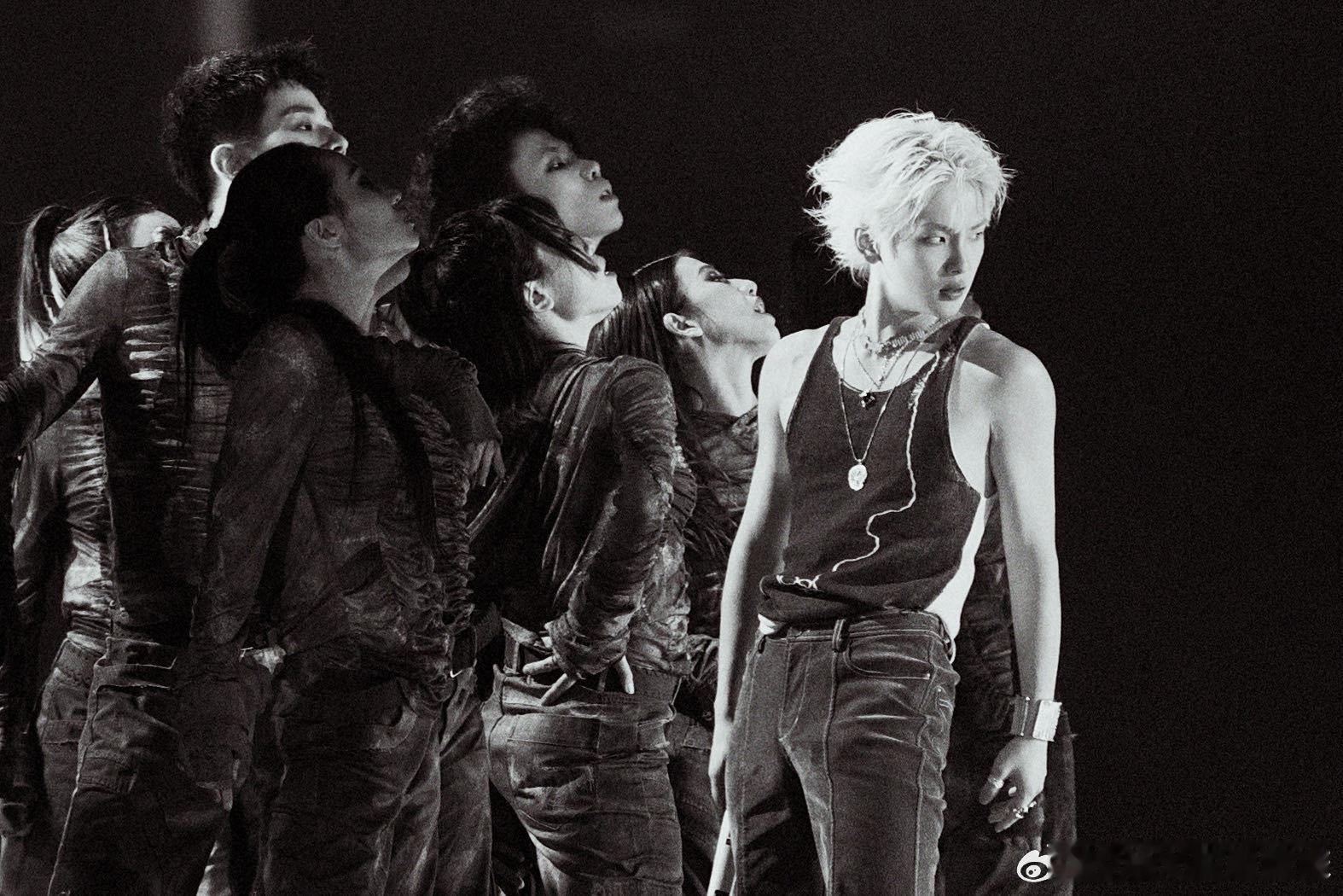 周震南9秒钟演了一段小品 笑到捶桌！周震南9秒小品天赋拉满，这波操作谁看谁爆笑，