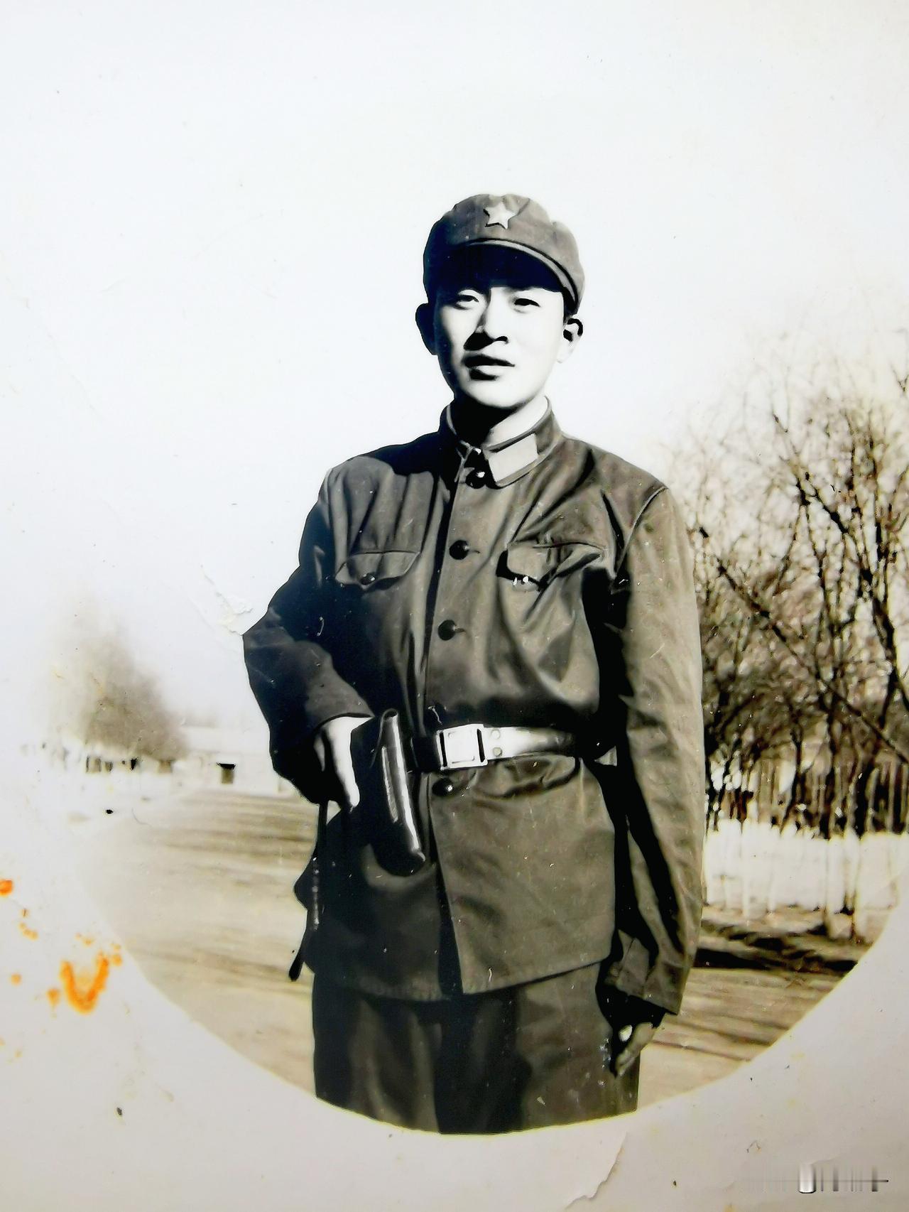 穿过65式军装的人，都是60岁以上了，最年轻的也有57岁了。
