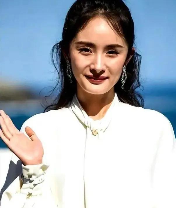 是光影的原因还是咋的，杨幂的眼睛深陷得厉害，虽然仍旧漂亮，但整体感觉和过去差了不