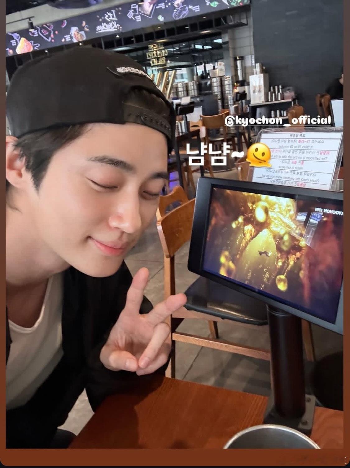 边佑锡ig story update 好吃~🫠 又是变身男大的一天～ ​​​