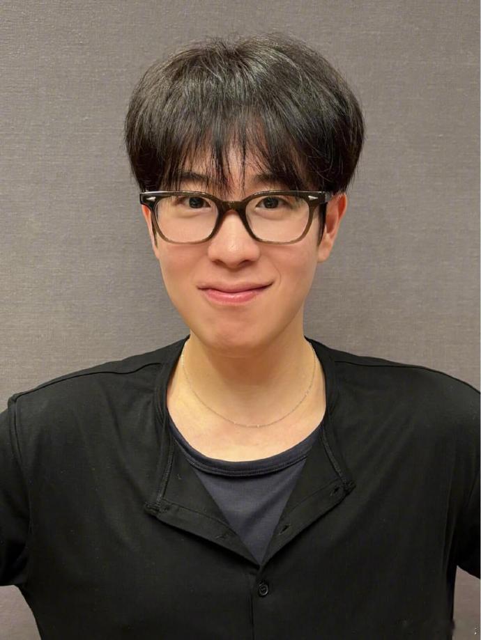 表志勋车祸表志勋济州岛过马路被撞据韩媒22日报道，表志勋于本月19日晚在济州岛街