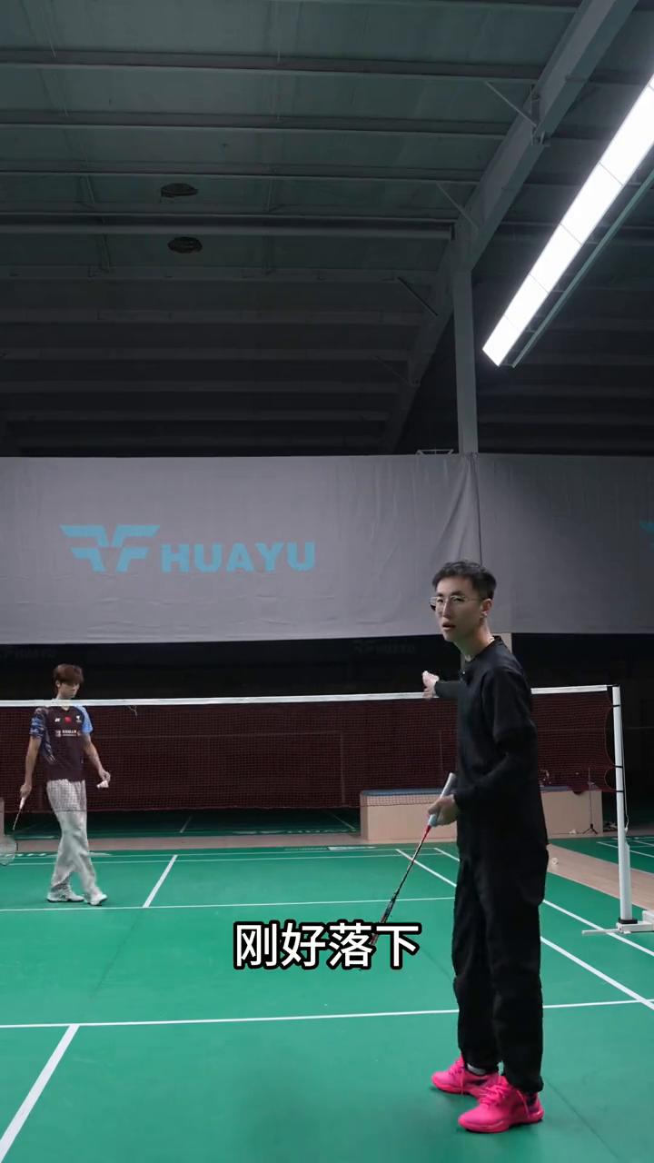 拿点比较低的切腰怎么打？今天我来教你。因为在双打接发球中，业余的球友站不到这么靠