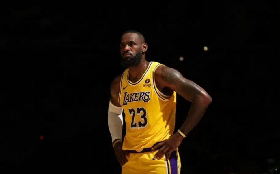 据NBA薪资专家Bobby Marks报道，在比尔达成买断后，全联盟目前只有詹姆