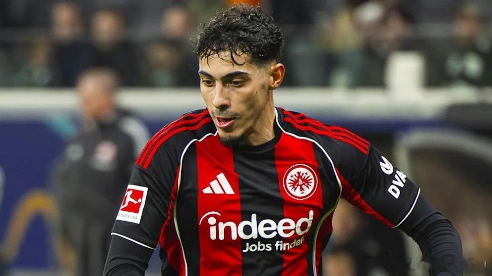 别再说德国人严谨，看看法兰克福球员谢比本轮比赛球衣的队徽，直接翻了个180度，队