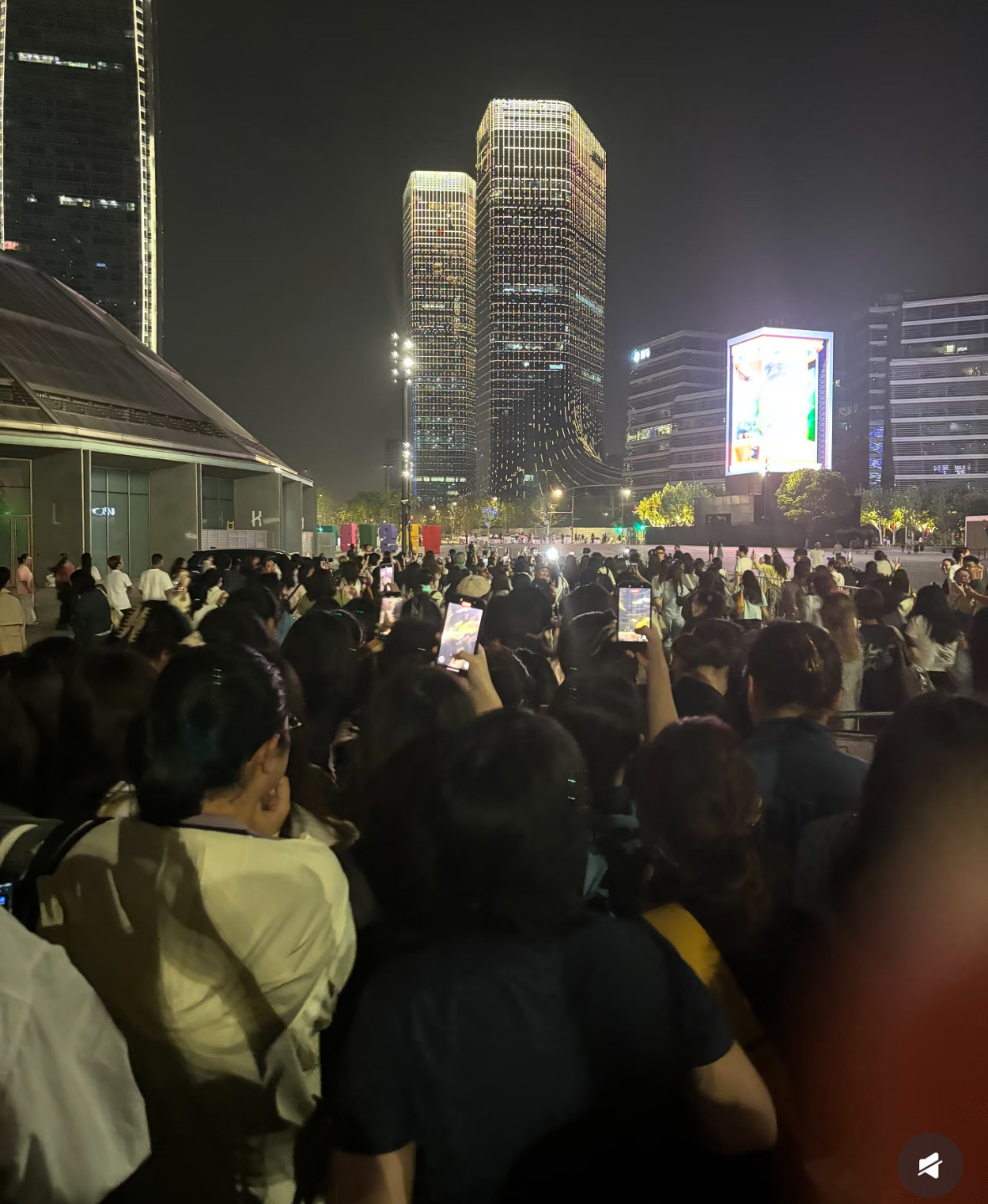 风声阿云嘎下班的时候有人路过拍了等他出来的画面感叹这谁来了（图上差不多是1/3吧