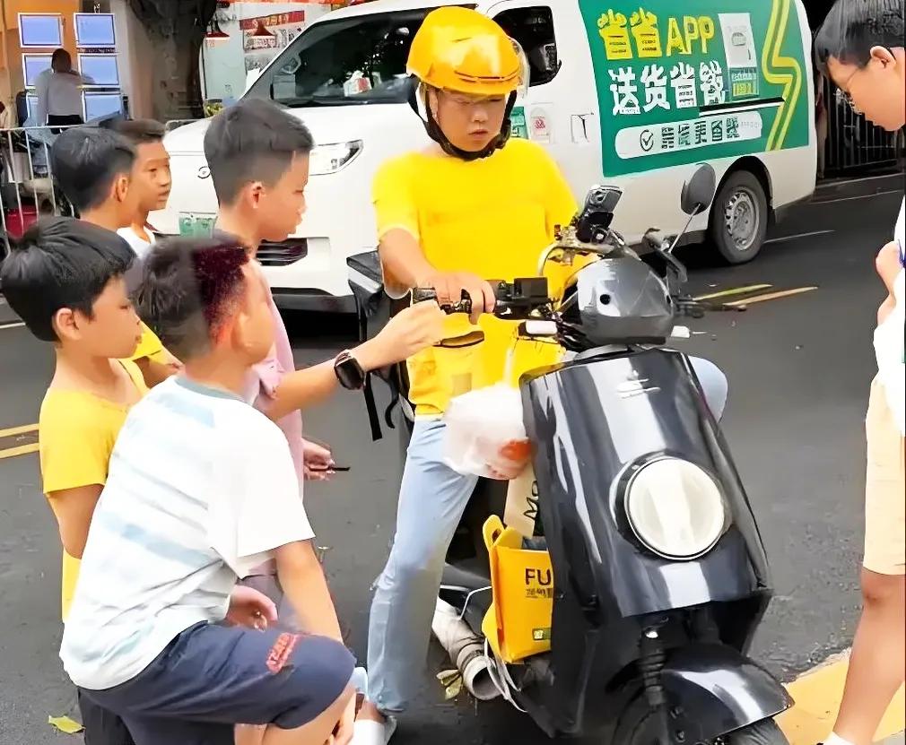 一觉醒来，

华强北附近“小孩哥”、“小孩姐”的天塌了。

好不容易有个暑假挣零
