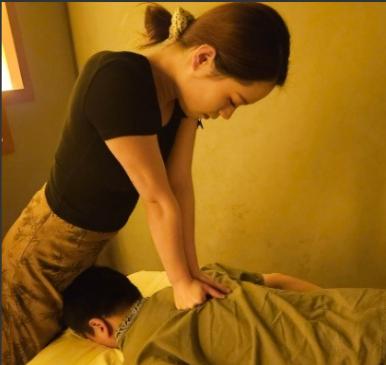 湖北，一男子到会所按摩，女技师做按摩时，男子趁机摸女技师大腿，技师没好意思拒绝，
