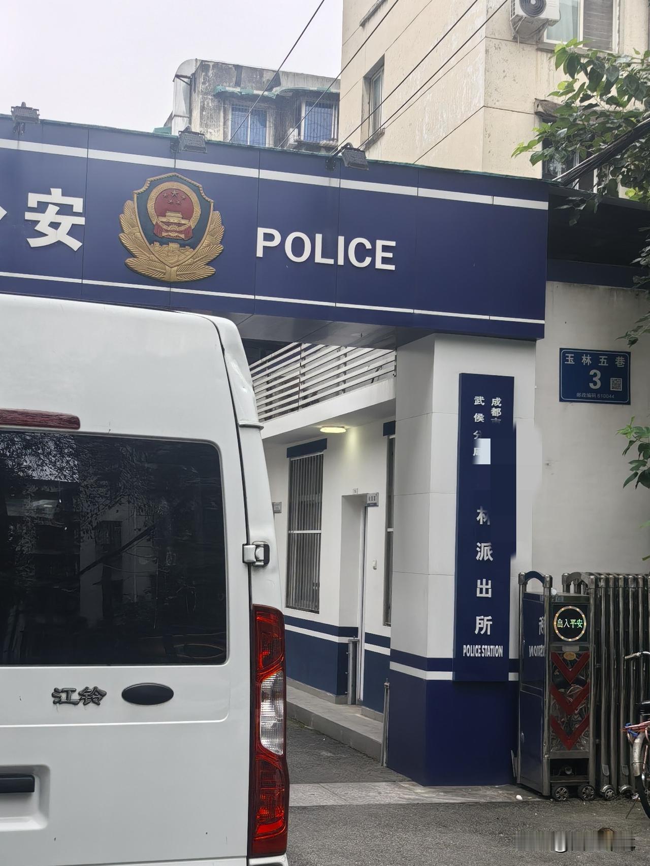 国庆长假最后一天晚上，我小区对面别墅区一户人家的一只杂交狼狗又狂吠了一宿，吵得我