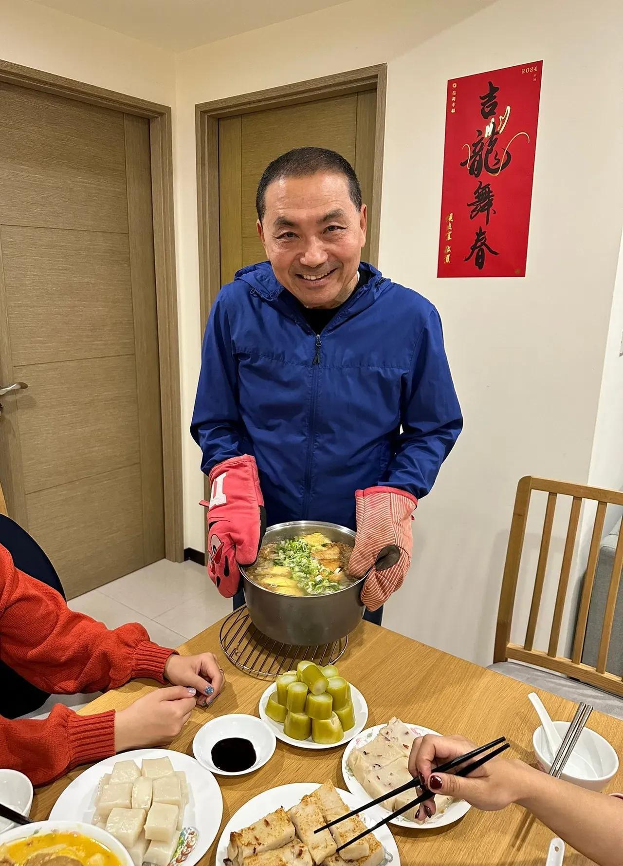 不甘被低调，侯友宜晒除夕年夜饭，简单养生，身自下厨，感谢太太家人的一路支持。随着