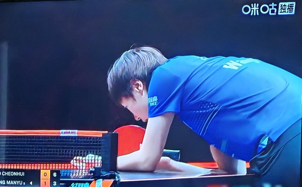 香港总决赛女单1/4决赛，王曼昱4，1战胜朱芊曦，晋级四强！
王曼昱实力雄厚，