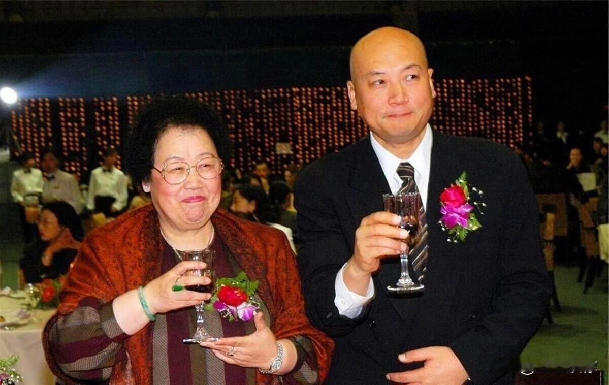 迟重瑞38岁才遇陈丽华，放在今天也是标准大龄剩男。昔日唐僧鲜肉不再，却遇上大他1