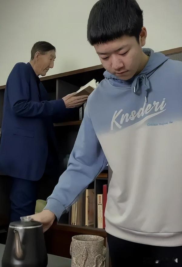 我能接受鲍喜顺老了，
也能接受他儿子没长成巨人，
但我真没想到，当年不听医生劝非