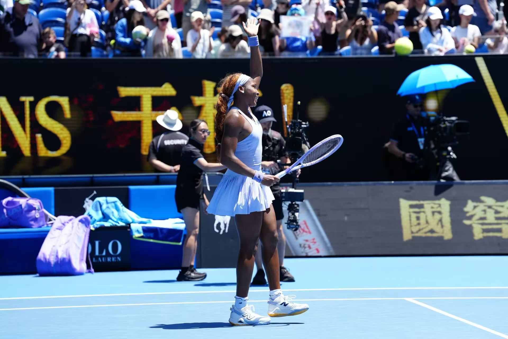 高芙迎澳网开门红高芙2比0战胜拉希莫娃澳网2026 高芙在澳网击败拉希莫娃后，现