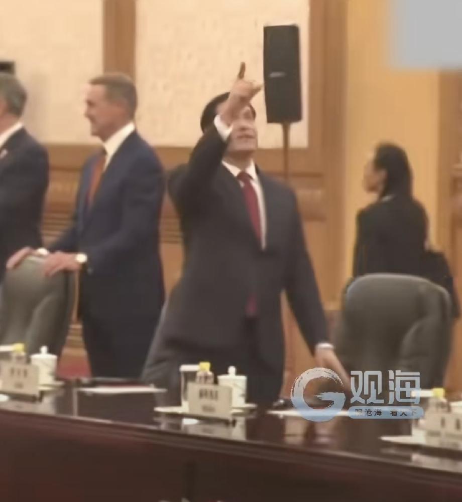 美国国务卿鲁比奥，第一次走进人民大会堂，就像小孩子第一次见到大房子一样，那表情就