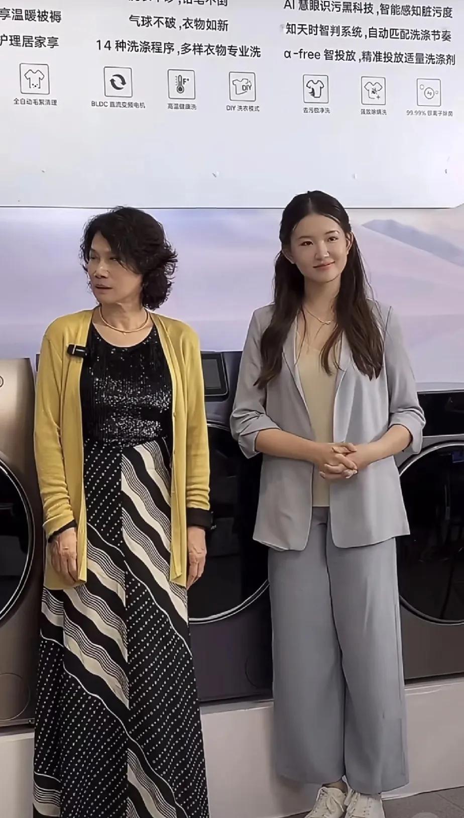 孟羽童和董明珠在一起，
一直在搓手，尴尬溢出屏幕，
感觉她眼里没光了，很不自在。