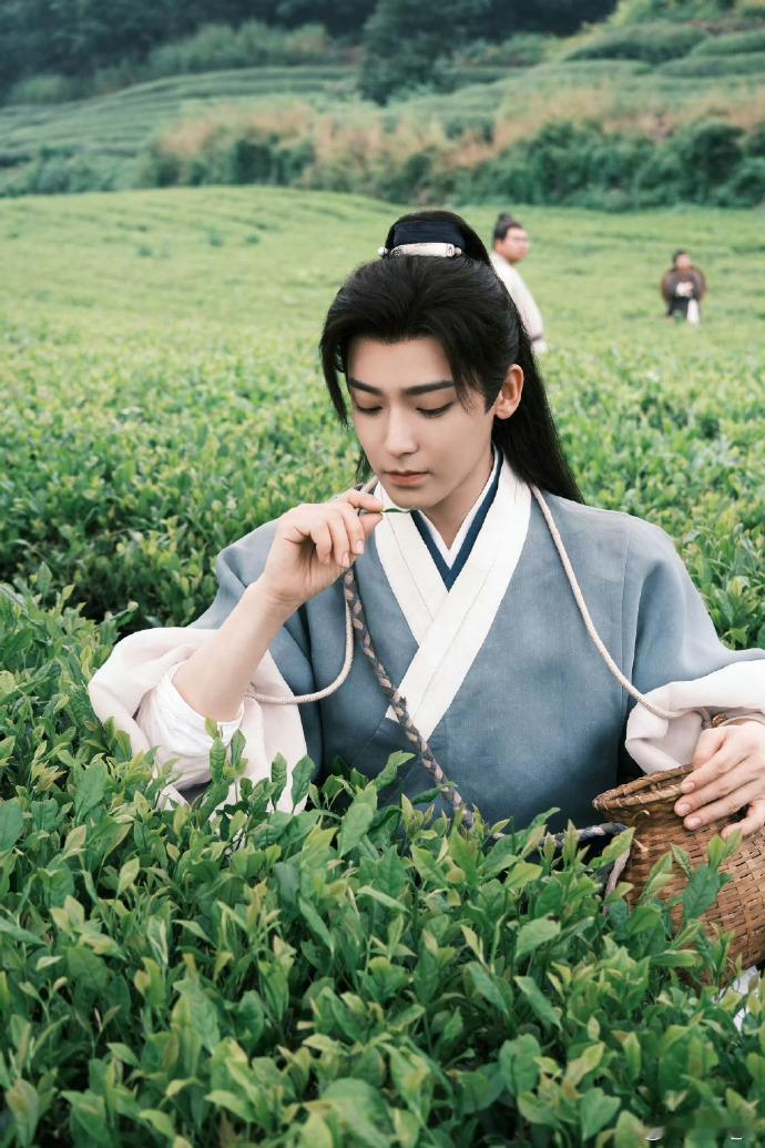 侯明昊好帅救命！侯明昊的颜值冲击力真的绝了，眉眼锋利自带故事感，随便一个抬眼都帅