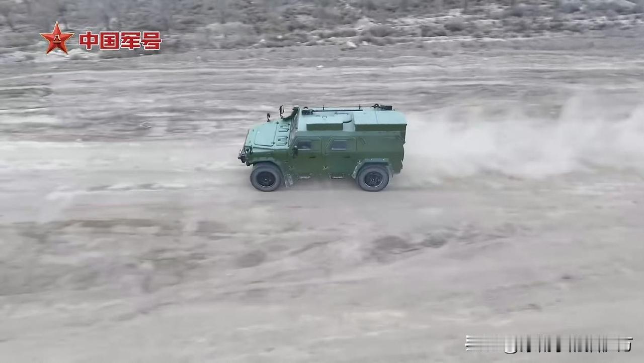 采用“猛士三”底盘的工程侦察车，看上去是四轮型号——工程侦察车主要用于战场道路、