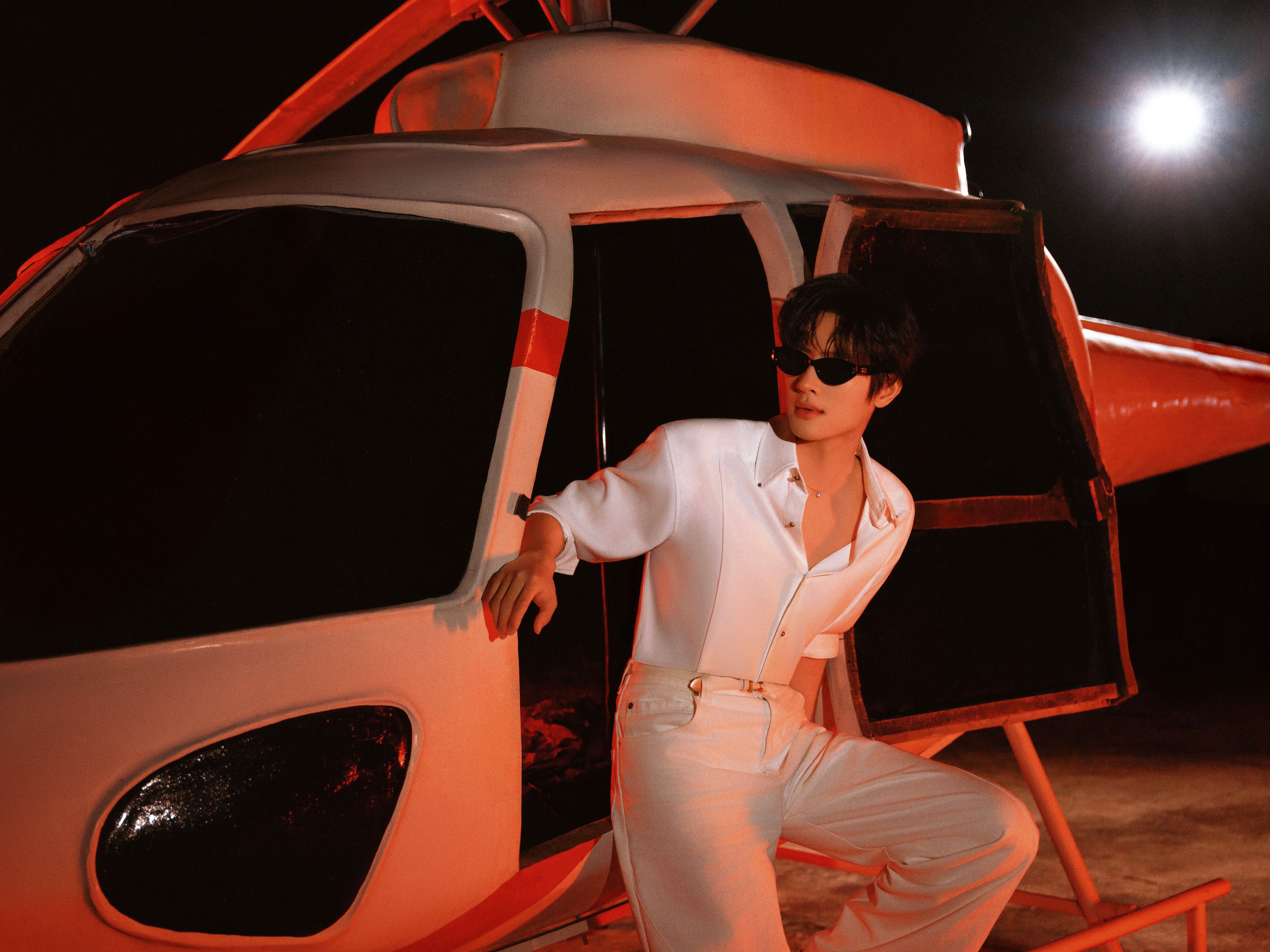 展轩工作室更新直升机大片📸🚁暗夜白调慵懒贵气！白衬衫墨镜look太帅了这个库