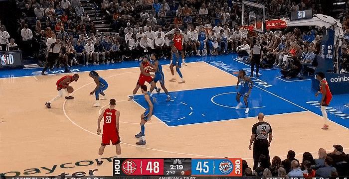 无差别单打！今天阿杜把雷霆给投傻了！
在今天NBA揭幕战火箭对阵雷霆的第二节比赛