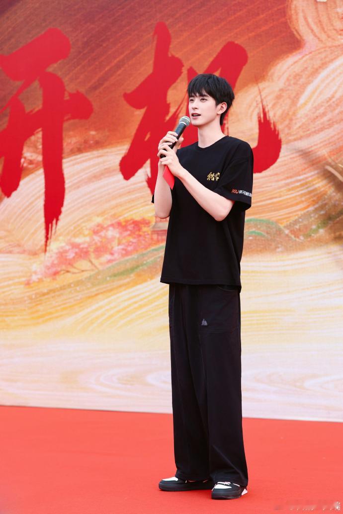 敖瑞鹏生图拿什么输敖瑞鹏新剧开机生图 好看的颜值，真的是帅的太权威了吧，不得不说