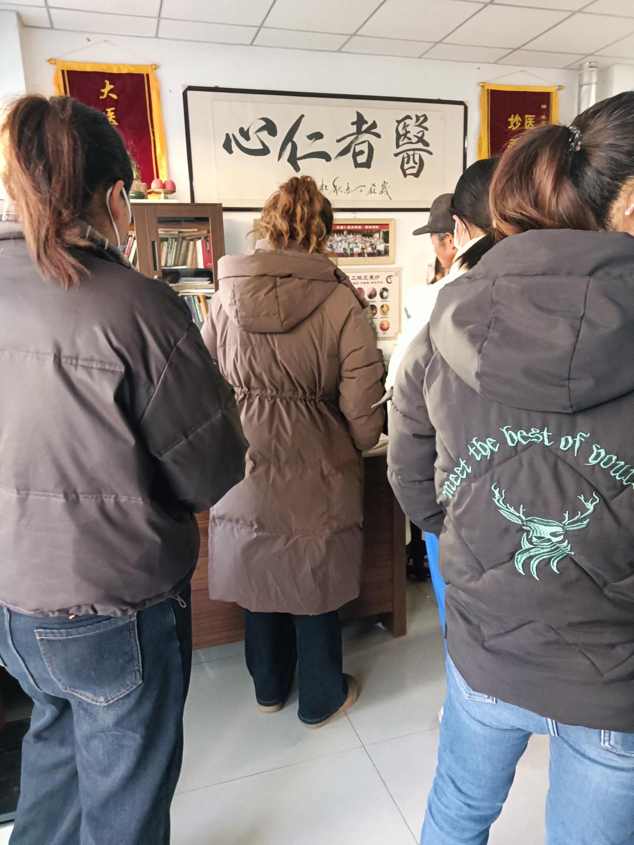 一大早去诊所，里面已经排起了队，诊所像是菜市场一样，小婴儿，学生，成年人，老年人