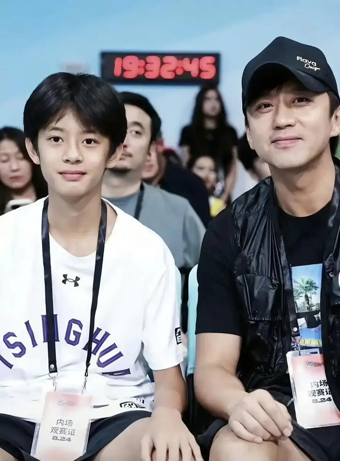 小花站在镜头前那一下我直接笑出声。

这姑娘脸型、眼神、嘴角弧度跟邓超一个模子刻