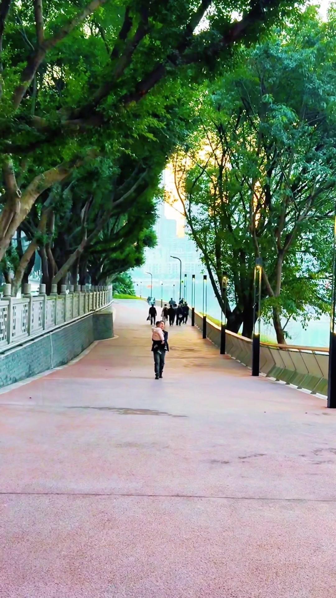 🌇在重庆找到拍橘色浪漫的绝佳地
我的天！我居然在重庆这座8D魔幻城市，发现了一