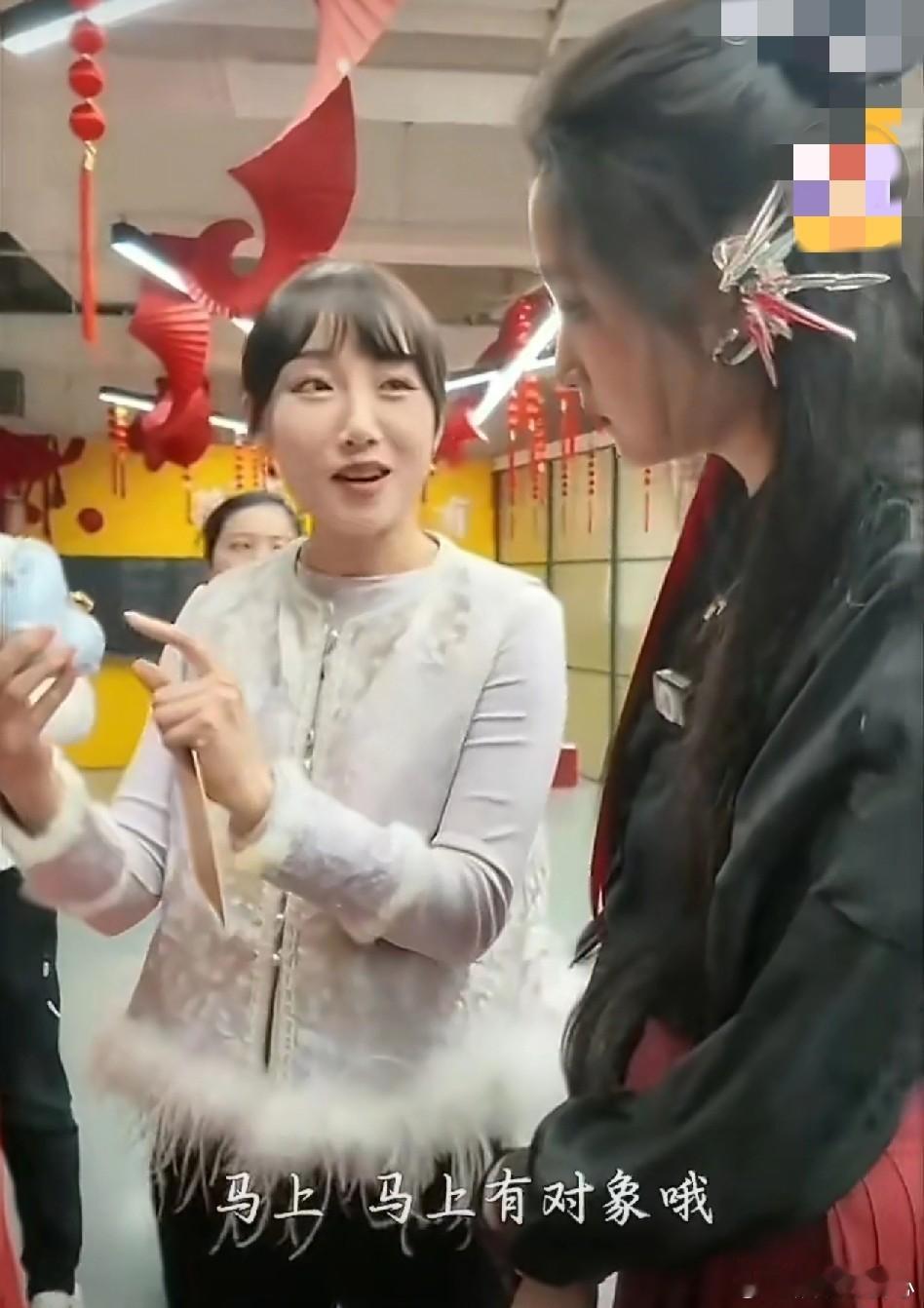 关晓彤，着实让人心生怜惜！1 月 29 日，在北京春晚的舞台上，关晓彤一个下意识