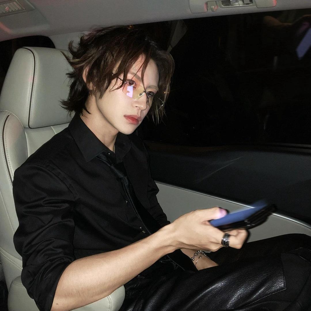 小鬼教科书式夸人 小鬼在节目里交到朋友这件事，从他夸人的方式就能看出来。不是客套