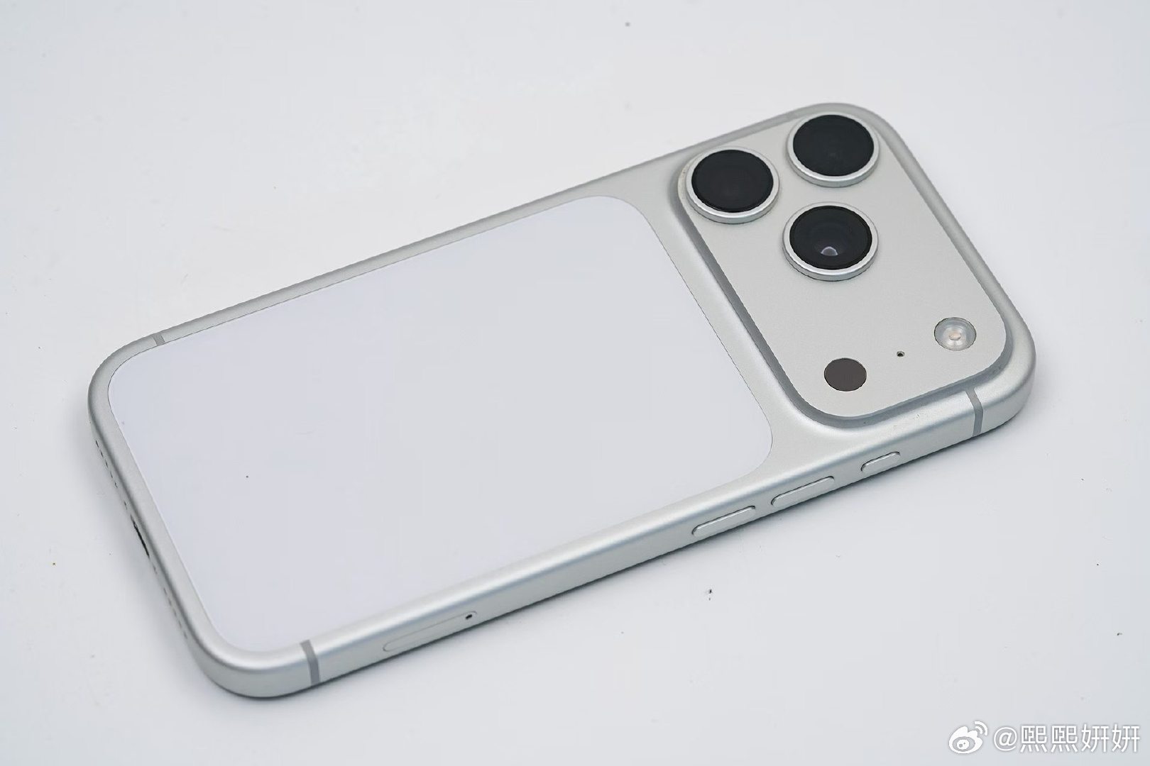 纵观Apple多年硬件产品更迭规律，能够清晰看出iPhone的迭代核心逻辑：一套
