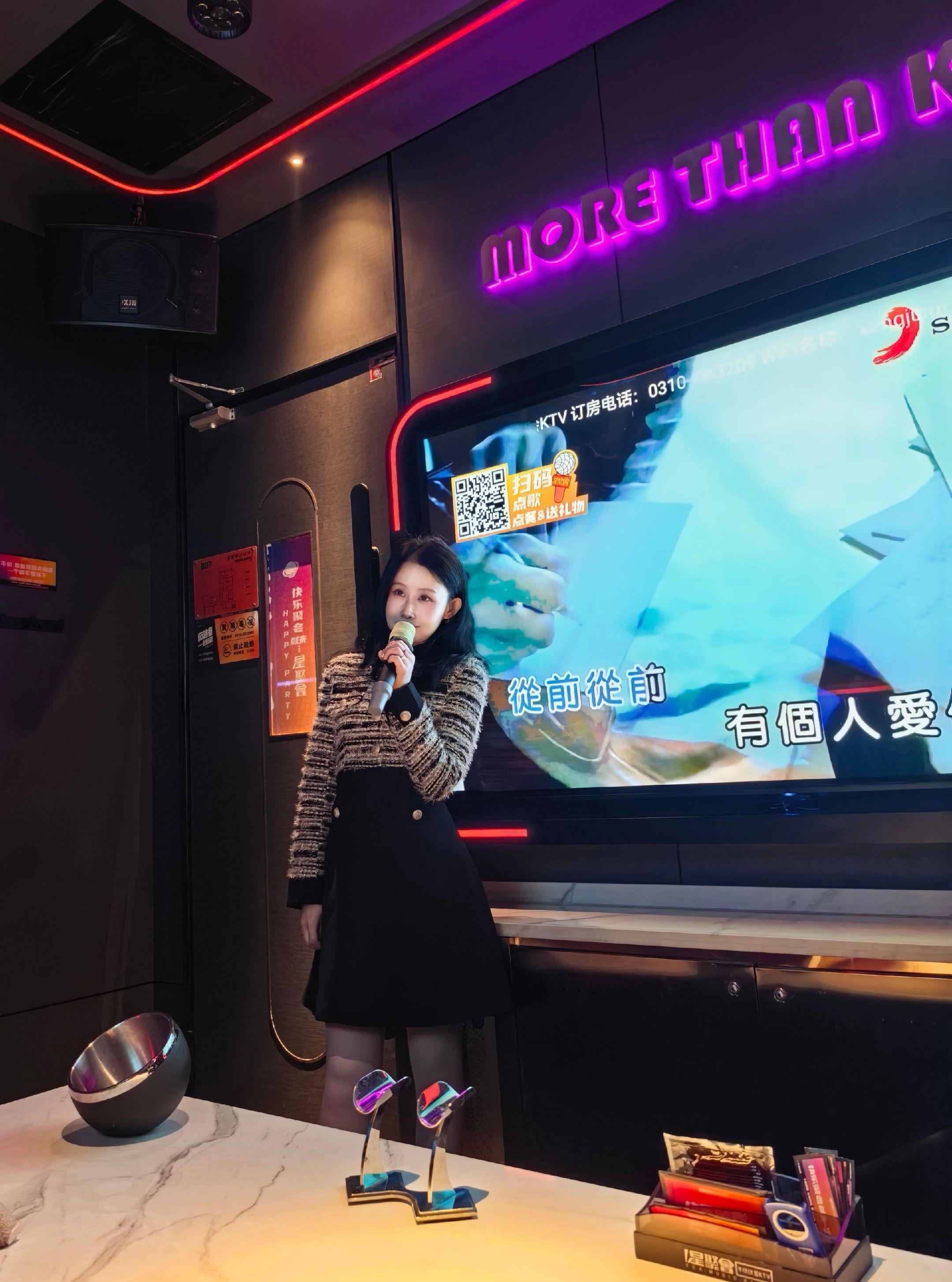蜜妮。42岁，独处时也要享受美好生活