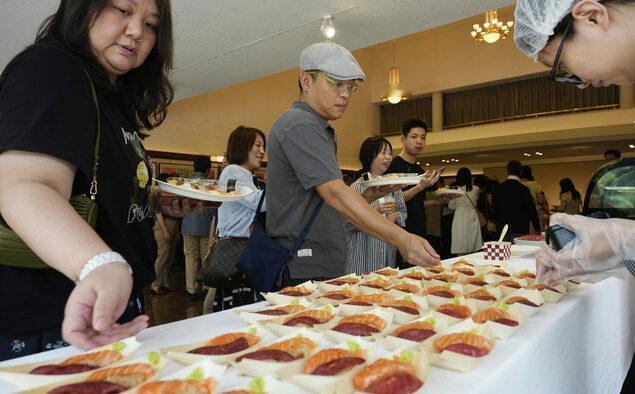 日驻华使馆办百人宴，菜单之外的“救命单”。
 
7月2日，日本驻华使馆那场百人宴