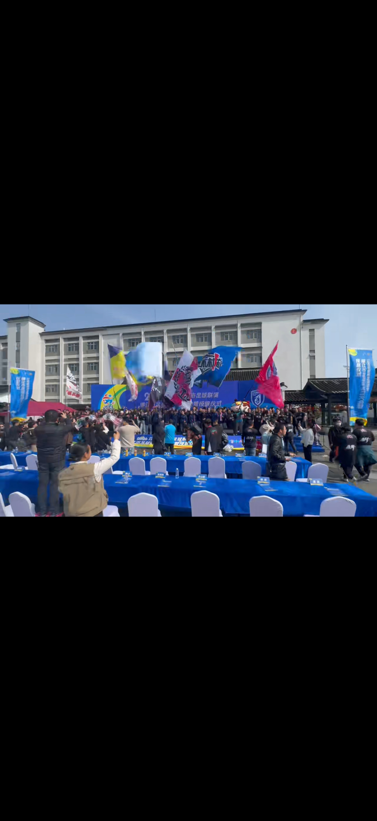 镇江队今天拿到“顺”字护身符——走恒顺大道，接66大顺。授旗那一刻，飘香广场的醋